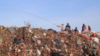 PENYIRAMAN eco enzyme pada tumpukan sampah di kawasan Tempat Pembuangan Akhir (TPA) Suwung Denpasar pada Minggu (21/2/2021) sore. Bali ditarget jadi Pulau Eco Enzyme pertama di dunia PENYIRAMAN eco enzyme pada tumpukan sampah di kawasan Tempat Pembuangan Akhir (TPA) Suwung Denpasar pada Minggu (21/2/2021) sore. Bali ditarget jadi Pulau Eco Enzyme pertama di dunia