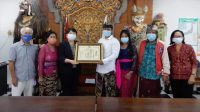 KONJEN Jepang di Denpasar Ms. Katsumata Harumi menyerahkan piagam penghargaan kepada penanggungjawab sekaligus Kepala Mataken Gakko, I Gusti Agung Gede Nirartha. Foto: ist KONJEN Jepang di Denpasar Ms. Katsumata Harumi menyerahkan piagam penghargaan kepada penanggungjawab sekaligus Kepala Mataken Gakko, I Gusti Agung Gede Nirartha. Foto: ist