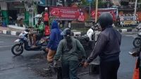 RESPON cepat instansi terkait menangani jalan rusak di simpang Jalan WR Supratman - JalanRatna - Jalan Plawa, Denpasar. RESPON cepat instansi terkait menangani jalan rusak di simpang Jalan WR Supratman - JalanRatna - Jalan Plawa, Denpasar.