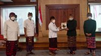 PELAKSANAAN penyerahan Memori Jabatan dari Wali Kota-Wakil Waki Kota Denpasar, IB RaiDharmawijaya Mantra-IGN Jaya Negara, kepada Plh. Wali Kota Denpasar, I Made Toya, di Graha Sewakadarma Kota Denpasar, Rabu (17/2/2021). Foto: ist PELAKSANAAN penyerahan Memori Jabatan dari Wali Kota-Wakil Waki Kota Denpasar, IB RaiDharmawijaya Mantra-IGN Jaya Negara, kepada Plh. Wali Kota Denpasar, I Made Toya, di Graha Sewakadarma Kota Denpasar, Rabu (17/2/2021). Foto: ist