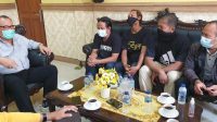 NYOMAN Sugawa Korry (kiri) saat menerima curhat dari anggota GUPBI Bali terkait gonjang-ganjing harga daging babi yang merugikan para peternak, di DPD Partai Golkar Bali, Jumat (5/2/2021). Foto: hen NYOMAN Sugawa Korry (kiri) saat menerima curhat dari anggota GUPBI Bali terkait gonjang-ganjing harga daging babi yang merugikan para peternak, di DPD Partai Golkar Bali, Jumat (5/2/2021). Foto: hen