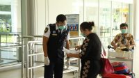 PENUMPANG di Bandara Ngurah Rai saat berkoordinasi dengan petugas Avsec Bandara Ngurah Rai. Foto: ist PENUMPANG di Bandara Ngurah Rai saat berkoordinasi dengan petugas Avsec Bandara Ngurah Rai. Foto: ist