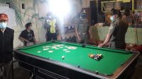 PETUGAS gabungan sidak satu tempat permainan biliar di Banjar Pagutan Kelod, Desa Batubulan, Sukawati Gianyar, Selasa (2/2/2021) malam. Foto: ist PETUGAS gabungan sidak satu tempat permainan biliar di Banjar Pagutan Kelod, Desa Batubulan, Sukawati Gianyar, Selasa (2/2/2021) malam. Foto: ist