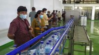 UJI COBA Blowing Botol Kemasan AMDK Tirta Sanjiwani. Foto: adi UJI COBA Blowing Botol Kemasan AMDK Tirta Sanjiwani. Foto: adi