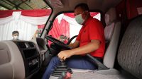 Bupati Gianyar, I Made Mahayastra mencoba truk sampah yang diserahkan untuk Desa Taro. Foto: adi Bupati Gianyar, I Made Mahayastra mencoba truk sampah yang diserahkan untuk Desa Taro. Foto: adi