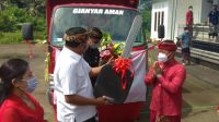 BUPATI Gianyar, Made Mahayastra, menyerahkan 1 unit truk sampah kepada Perbekel Desa Bakbakan. Foto: adi BUPATI Gianyar, Made Mahayastra, menyerahkan 1 unit truk sampah kepada Perbekel Desa Bakbakan. Foto: adi
