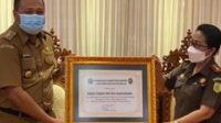 BUPATI Gianyar menyerahkan penghargaan kepada Kajari Gianyar. Foto: adi BUPATI Gianyar menyerahkan penghargaan kepada Kajari Gianyar. Foto: adi
