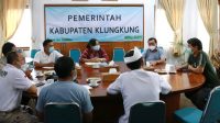 BUPATI Suwirta memimpin rapat bersama kepala OPD Pemkab Klungkung di ruang rapat Bupati Klungkung, Sabtu (20/2/2021) terkait karantina pasien Corona di hotel. Foto: ist BUPATI Suwirta memimpin rapat bersama kepala OPD Pemkab Klungkung di ruang rapat Bupati Klungkung, Sabtu (20/2/2021) terkait karantina pasien Corona di hotel. Foto: ist