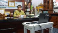 BUPATI Suwirta membuka Musrenbangcam Dawan secara virtual dari ruang kerjanya, Senin (22/2/2021). Foto: ist BUPATI Suwirta membuka Musrenbangcam Dawan secara virtual dari ruang kerjanya, Senin (22/2/2021). Foto: ist