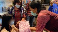 BAYI yang ditemukan di dalam kardus diserahkan ke ibunya. Foto: ist BAYI yang ditemukan di dalam kardus diserahkan ke ibunya. Foto: ist