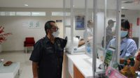 COKORDA Gede Agung saat skrining kesehatan sebelum divaksin. Foto: ist COKORDA Gede Agung saat skrining kesehatan sebelum divaksin. Foto: ist