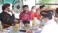 COKORDA Gede Agung (pegang mik) dalam suatu kegiatan Komisi 2 DPRD Bali. Dia mendorong Bali menyiapkan infrastruktur sarana dan regulasi untuk menyongsong pasar wisata internasional di tengah kondisi pandemi. Foto: hen COKORDA Gede Agung (pegang mik) dalam suatu kegiatan Komisi 2 DPRD Bali. Dia mendorong Bali menyiapkan infrastruktur sarana dan regulasi untuk menyongsong pasar wisata internasional di tengah kondisi pandemi. Foto: hen