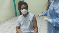 KETUA DPRD Buleleng, Supriatna saat divaksin Covid-19 di RSUD Buleleng. Foto: rik KETUA DPRD Buleleng, Supriatna saat divaksin Covid-19 di RSUD Buleleng. Foto: rik