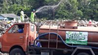 KOMUNITAS Eco Enzym Karangasem bersama Pemkab Karangasem menyemprotkan cairan Eco Enzym (EE) di TPA/TPS wilayah Butus dan Bebandem, Minggu (21/2/2021). Foto: nad KOMUNITAS Eco Enzym Karangasem bersama Pemkab Karangasem menyemprotkan cairan Eco Enzym (EE) di TPA/TPS wilayah Butus dan Bebandem, Minggu (21/2/2021). Foto: nad