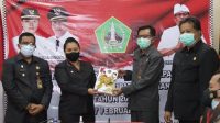 PADA akhir masa jabatannya sebagai Bupati Tabanan, Ni Putu Eka Wiryastuti, menyerahkan amanah jabatan kepada Sekda I Gede Susila sebagai Plh. Bupati Tabanan, Rabu (17/2/2021). Foto: ist PADA akhir masa jabatannya sebagai Bupati Tabanan, Ni Putu Eka Wiryastuti, menyerahkan amanah jabatan kepada Sekda I Gede Susila sebagai Plh. Bupati Tabanan, Rabu (17/2/2021). Foto: ist