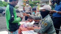 PETUGAS gabungan melakukan sidak penerapan protokol kesehatan. Foto: adi PETUGAS gabungan melakukan sidak penerapan protokol kesehatan. Foto: adi