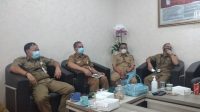 PLT Kepala BPKAD Karangasem, I Wayan Purna; mendampingi Sekda Karangasem, I Ketut Sedana Merta, saat jumpa media tentang upaya proses peningkatan pajak galian C di Karangasem, Senin (15/2/2021). Foto: nad PLT Kepala BPKAD Karangasem, I Wayan Purna; mendampingi Sekda Karangasem, I Ketut Sedana Merta, saat jumpa media tentang upaya proses peningkatan pajak galian C di Karangasem, Senin (15/2/2021). Foto: nad