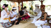 I Nyoman Giri Prasta dan I Ketut Suiasa beserta istri masing-masing saat mengikuti prosesi upacara mejaya-jaya di Pura Lingga Bhuana Puspem Badung, Rabu (17/2/2021). Foto: ist I Nyoman Giri Prasta dan I Ketut Suiasa beserta istri masing-masing saat mengikuti prosesi upacara mejaya-jaya di Pura Lingga Bhuana Puspem Badung, Rabu (17/2/2021). Foto: ist
