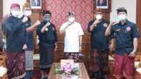 GUBERNUR Koster berfoto bersama dengan Dewan Pengurus Pusat (DPP) Perguruan Pencak Silat (PPS) Kertha Wisesa