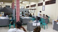 SUASANA penghitungan suara Pemilu 2019 pada malam hari di salah satu TPS di Kerobokan, Kuta Utara, Badung. Rekapitulasi yang melelahkan itu baru selesai pada pukul 03.00 keesokan harinya. Foto: hen SUASANA penghitungan suara Pemilu 2019 pada malam hari di salah satu TPS di Kerobokan, Kuta Utara, Badung. Rekapitulasi yang melelahkan itu baru selesai pada pukul 03.00 keesokan harinya. Foto: hen