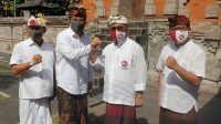 IGN Jaya Negara (dua kanan) dalam satu kegiatan bersama paslon Amerta di Pura Jagatnata Denpasar menjelang Pilkada Denpasar 2020. Dia mengaku tidak masalah jika kemudian pelantikannya diundur sampai Maret 2021 karena adanya SE Mendagri. Foto: hen IGN Jaya Negara (dua kanan) dalam satu kegiatan bersama paslon Amerta di Pura Jagatnata Denpasar menjelang Pilkada Denpasar 2020. Dia mengaku tidak masalah jika kemudian pelantikannya diundur sampai Maret 2021 karena adanya SE Mendagri. Foto: hen