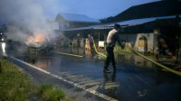 PENANGANAN Kejadian lakalantas beruntun di jalur Desa Temukus, Buleleng, yang mengakibatkan satu mobil terbakar. Foto: ist PENANGANAN Kejadian lakalantas beruntun di jalur Desa Temukus, Buleleng, yang mengakibatkan satu mobil terbakar. Foto: ist
