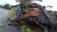 KONDISI bangunan bale pawedan di Pura Bedugul Desa Takmung, Kecamatan Banjarangkan yang hancur diterjang angin puting beliung. Foto: ist KONDISI bangunan bale pawedan di Pura Bedugul Desa Takmung, Kecamatan Banjarangkan yang hancur diterjang angin puting beliung. Foto: ist