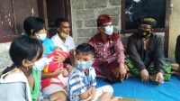 JAJARAN Dinsos Buleleng saat menyambangi kediaman bayi yang lahir dengan dua alat kelamin, di Desa Sepang, Buleleng. Foto: rik JAJARAN Dinsos Buleleng saat menyambangi kediaman bayi yang lahir dengan dua alat kelamin, di Desa Sepang, Buleleng. Foto: rik