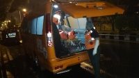 PETUGAS BPBD Kota Denpasar mengevakuasi jenazah Sri Widayu (48) ke RSUP Sanglah. Foto: ist PETUGAS BPBD Kota Denpasar mengevakuasi jenazah Sri Widayu (48) ke RSUP Sanglah. Foto: ist