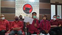 DEWA Made Mahayadnya menunjukkan data para perajin kain endek yang tersebar di Bali, saat jumpa media terkait SE Gubernur Bali soal endek Bali di DPD PDIP Bali, Senin (15/2/2021). SE itu dinilai bentuk kemanusiaan melindungi para perajin endek di tengah himpitan pandemi Covid-19. Foto: hen DEWA Made Mahayadnya menunjukkan data para perajin kain endek yang tersebar di Bali, saat jumpa media terkait SE Gubernur Bali soal endek Bali di DPD PDIP Bali, Senin (15/2/2021). SE itu dinilai bentuk kemanusiaan melindungi para perajin endek di tengah himpitan pandemi Covid-19. Foto: hen