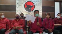 DEWA Made Mahayadnya menunjukkan data para perajin kain endek yang tersebar di Bali, saat jumpa media terkait SE Gubernur Bali soal endek Bali di DPD PDIP Bali, Senin (15/2/2021). SE itu dinilai bentuk kemanusiaan melindungi para perajin endek di tengah himpitan pandemi Covid-19. Foto: hen DEWA Made Mahayadnya menunjukkan data para perajin kain endek yang tersebar di Bali, saat jumpa media terkait SE Gubernur Bali soal endek Bali di DPD PDIP Bali, Senin (15/2/2021). SE itu dinilai bentuk kemanusiaan melindungi para perajin endek di tengah himpitan pandemi Covid-19. Foto: hen