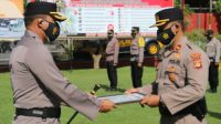 KAPOLRES Gianyar, AKBP I Dewa Made Adnyana, menyerahkan reward kepada personel berprestasi. Foto: adi KAPOLRES Gianyar, AKBP I Dewa Made Adnyana, menyerahkan reward kepada personel berprestasi. Foto: adi