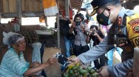 KAPOLRES Gianyar, AKBP I Dewa Made Adnyana, mengedukasi pedagang di Pasar Samplangan. Foto: adi KAPOLRES Gianyar, AKBP I Dewa Made Adnyana, mengedukasi pedagang di Pasar Samplangan. Foto: adi