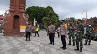 KAPOLRES Gianyar, AKBP I Dewa Made Adnyana; dan Dandim 1616/Gianyar, Letkol Inf. Frandi Siboro, meninjau aktivitas masyarakat di alun-alun Gianyar. Foto: adi KAPOLRES Gianyar, AKBP I Dewa Made Adnyana; dan Dandim 1616/Gianyar, Letkol Inf. Frandi Siboro, meninjau aktivitas masyarakat di alun-alun Gianyar. Foto: adi