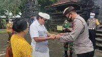 KAPOLSEK Padangbai, Kompol Made Suadnyana, melancarkan program Gebrak Masker (Gerakan Bersama Memakai Masker) di Pura Silayukti dalam rangka hari Pagerwesi, Rabu (3/2/2021). Foto: ist KAPOLSEK Padangbai, Kompol Made Suadnyana, melancarkan program Gebrak Masker (Gerakan Bersama Memakai Masker) di Pura Silayukti dalam rangka hari Pagerwesi, Rabu (3/2/2021). Foto: ist