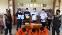 KASATRESKRIM Polres Klungkung, AKP Ario Seno Wimoko, menunjukkan tiga tersangka kasus penipuan dengan barang buktinya, Rabu (17/2/2021) di lobi Polres Klungkung. Foto: ist KASATRESKRIM Polres Klungkung, AKP Ario Seno Wimoko, menunjukkan tiga tersangka kasus penipuan dengan barang buktinya, Rabu (17/2/2021) di lobi Polres Klungkung. Foto: ist