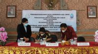 KEPALA Kejaksaan Negeri Gianyar, Ni Wayan Sinaryati, menandatangani nota kesepakatan dengan Direktur Utama Perumda AMTS, Made Sastra Kencana. Foto: adi KEPALA Kejaksaan Negeri Gianyar, Ni Wayan Sinaryati, menandatangani nota kesepakatan dengan Direktur Utama Perumda AMTS, Made Sastra Kencana. Foto: adi