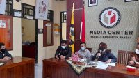 KETUA Bawaslu Bali, Ni Ketut Ariyani, didampingi komisioner lainnya saat membacakan surat putusan DKPP di Bawaslu Bangli, Senin (1/2), terkait rehabilitasi nama baik Ketua Bawaslu Bangli, I Nengah Purna; bersama dua staf Sekretariat Bawaslu Bangli, Sang Made Agus Juli Setyadi dan I Putu Semarabawa. Foto: ist KETUA Bawaslu Bali, Ni Ketut Ariyani, didampingi komisioner lainnya saat membacakan surat putusan DKPP di Bawaslu Bangli, Senin (1/2), terkait rehabilitasi nama baik Ketua Bawaslu Bangli, I Nengah Purna; bersama dua staf Sekretariat Bawaslu Bangli, Sang Made Agus Juli Setyadi dan I Putu Semarabawa. Foto: ist