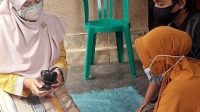 KETUA Dekranasda NTB, Hj. Niken Saptarini Widyawati Zulkieflimansyah (kiri) saat melihat produk kerajinan gerabah perajin Desa Penakak, Kecamatan Masbagik, Lombok Timur, Kamis (18/2/2021). Foto: rul KETUA Dekranasda NTB, Hj. Niken Saptarini Widyawati Zulkieflimansyah (kiri) saat melihat produk kerajinan gerabah perajin Desa Penakak, Kecamatan Masbagik, Lombok Timur, Kamis (18/2/2021). Foto: rul