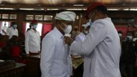 KETUA DPRD Klungkung, Anak Agung Gde Anom, melantik I Made Wibawa sebagai pengganti antarwaktu, Rabu (17/2/2021) di DPRD Klungkung. Foto: ist KETUA DPRD Klungkung, Anak Agung Gde Anom, melantik I Made Wibawa sebagai pengganti antarwaktu, Rabu (17/2/2021) di DPRD Klungkung. Foto: ist