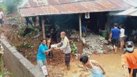 KONDISI tembok rumah Banjar Dinas Dajan Pangkung, Desa Galungan, Buleleng, yang tertimpa material longsor saat dibersihkan petugas BPBD Buleleng bersama warga sekitar. Foto: ist KONDISI tembok rumah Banjar Dinas Dajan Pangkung, Desa Galungan, Buleleng, yang tertimpa material longsor saat dibersihkan petugas BPBD Buleleng bersama warga sekitar. Foto: ist