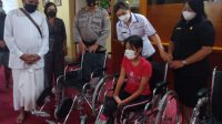 PENYERAHAN bantuan kursi roda untuk dua penyandang difabel dan satu kursi roda untuk pelayanan di kantor Polsek Ubud di Sekretariat Kantor TP PKK Kabupaten Gianyar. Foto: adi PENYERAHAN bantuan kursi roda untuk dua penyandang difabel dan satu kursi roda untuk pelayanan di kantor Polsek Ubud di Sekretariat Kantor TP PKK Kabupaten Gianyar. Foto: adi