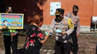 KAPOLRES Tabanan, AKBP Mariochristy Panca Sakti Siregar, bagi-bagi masker dan mengimbau disiplin prokes kepada jemaat Gereja St. Maria Immmaculata Tabanan, Minggu (7/2/2021). Foto: ist KAPOLRES Tabanan, AKBP Mariochristy Panca Sakti Siregar, bagi-bagi masker dan mengimbau disiplin prokes kepada jemaat Gereja St. Maria Immmaculata Tabanan, Minggu (7/2/2021). Foto: ist
