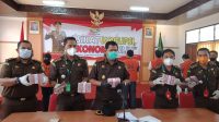 JAJARAN Kejari Buleleng menunjukkan barang bukti uang yang berhasil disita. Foto: ist JAJARAN Kejari Buleleng menunjukkan barang bukti uang yang berhasil disita. Foto: ist