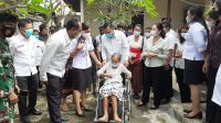 BUPATI Gianyar I Made Mahayastra didampingi Ida Ayu Surya Adnyani Mahayastramenyerahkan bantuan kursi roda, Rabu (24/2/2021) di Sukawati. Foto: adi BUPATI Gianyar I Made Mahayastra didampingi Ida Ayu Surya Adnyani Mahayastramenyerahkan bantuan kursi roda, Rabu (24/2/2021) di Sukawati. Foto: adi
