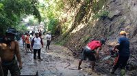 TIM BPBD Tabanan dibantu masyarakat melaksanakan penanganan tanah longsor yang menutupi badan jalan di Banjar Dangin Pangkung, Desa Kelating, Kerambitan, Selasa (2/2/2021). Foto: gap TIM BPBD Tabanan dibantu masyarakat melaksanakan penanganan tanah longsor yang menutupi badan jalan di Banjar Dangin Pangkung, Desa Kelating, Kerambitan, Selasa (2/2/2021). Foto: gap