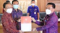 Pj Sekda Kota Denpasar, I Made Toya (kanan) saat menerima SK Gubernur terkait penunjukan sebagai Plh Wali Kota Denpasar, Selasa (16/2/2021). Foto: ist Pj Sekda Kota Denpasar, I Made Toya (kanan) saat menerima SK Gubernur terkait penunjukan sebagai Plh Wali Kota Denpasar, Selasa (16/2/2021). Foto: ist
