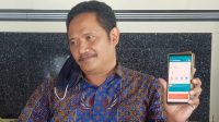 MANAJER PT PLN UP3 Bali Timur, Edi Cahyono, menunjukan aplikasi PLN Mobile. Foto: adi MANAJER PT PLN UP3 Bali Timur, Edi Cahyono, menunjukan aplikasi PLN Mobile. Foto: adi