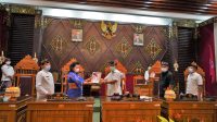 BUPATI Karangasem, I Gusti Ayu Mas Sumatri, menyerahkan Laporan Keterangan Pertanggungjawaban (LKPJ) tahun 2020 yang diterima Wakil Ketua DPRD Karangasem, I Nengah Sumardi, didampingi Wakil Ketua Agus Kertiana dan I Wayan Parka, pada rapat paripurna DPRD Karangasem, Kamis (4/2/2021). Foto: ist BUPATI Karangasem, I Gusti Ayu Mas Sumatri, menyerahkan Laporan Keterangan Pertanggungjawaban (LKPJ) tahun 2020 yang diterima Wakil Ketua DPRD Karangasem, I Nengah Sumardi, didampingi Wakil Ketua Agus Kertiana dan I Wayan Parka, pada rapat paripurna DPRD Karangasem, Kamis (4/2/2021). Foto: ist