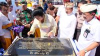 BUPATI Karangasem, I Gusti Ayu Mas Sumatri, saat meresmikan patung Surya Candra di kawasan Yeh Malet, Desa Antiga Kelod, Manggis, setahun silam, yang saat ini menampilkan pesona keindahan. Padahal sebelumnya kawasan ini lumayan kumuh. Foto: dok BUPATI Karangasem, I Gusti Ayu Mas Sumatri, saat meresmikan patung Surya Candra di kawasan Yeh Malet, Desa Antiga Kelod, Manggis, setahun silam, yang saat ini menampilkan pesona keindahan. Padahal sebelumnya kawasan ini lumayan kumuh. Foto: dok